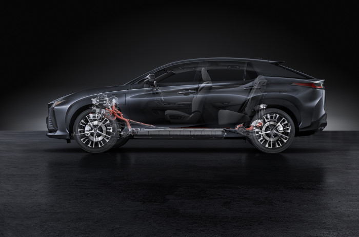 Auch das elektrische Mittelklasse-SUV Lexus RZ 450e wird die neue Elektrolenkung bekommen. (Bild: Lexus)